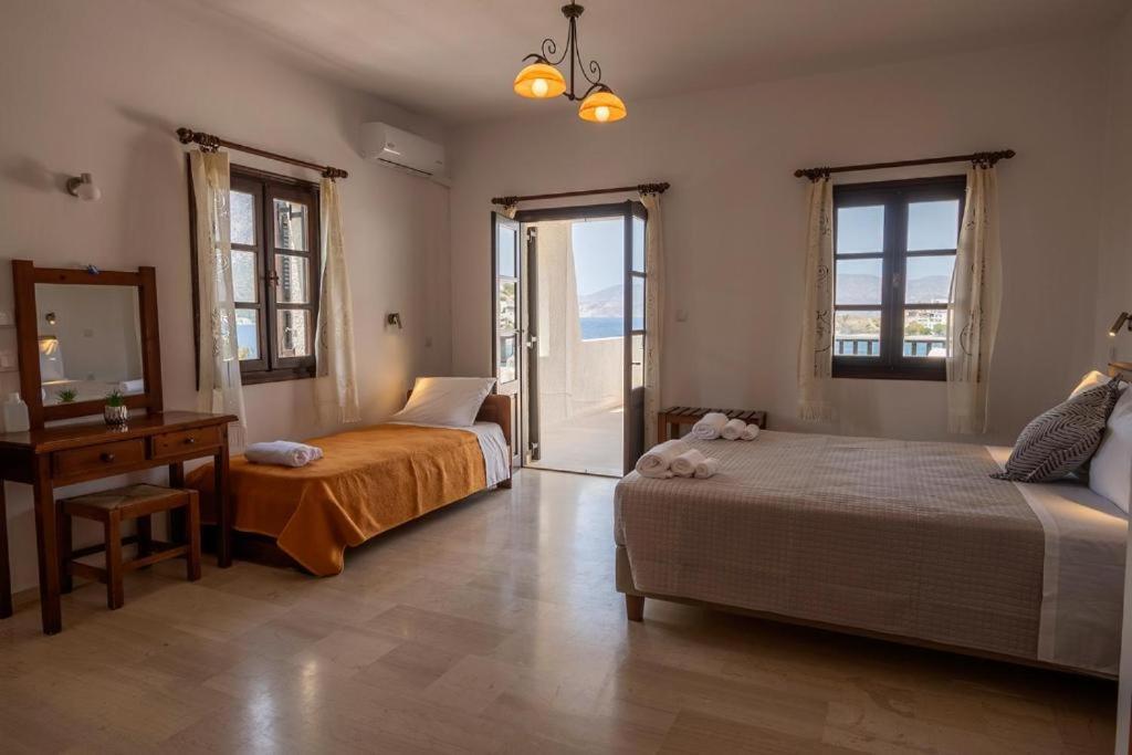 Pelagos Seafront Accommodation - George Myrties Buitenkant foto