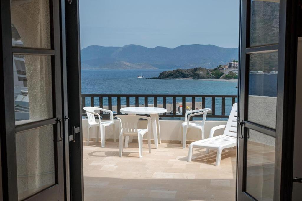 Pelagos Seafront Accommodation - George Myrties Buitenkant foto