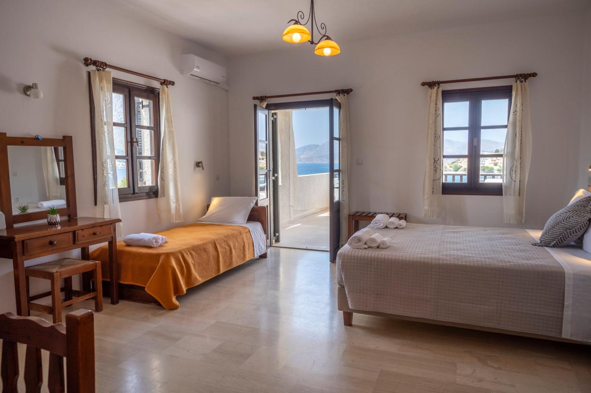Pelagos Seafront Accommodation - George Myrties Buitenkant foto
