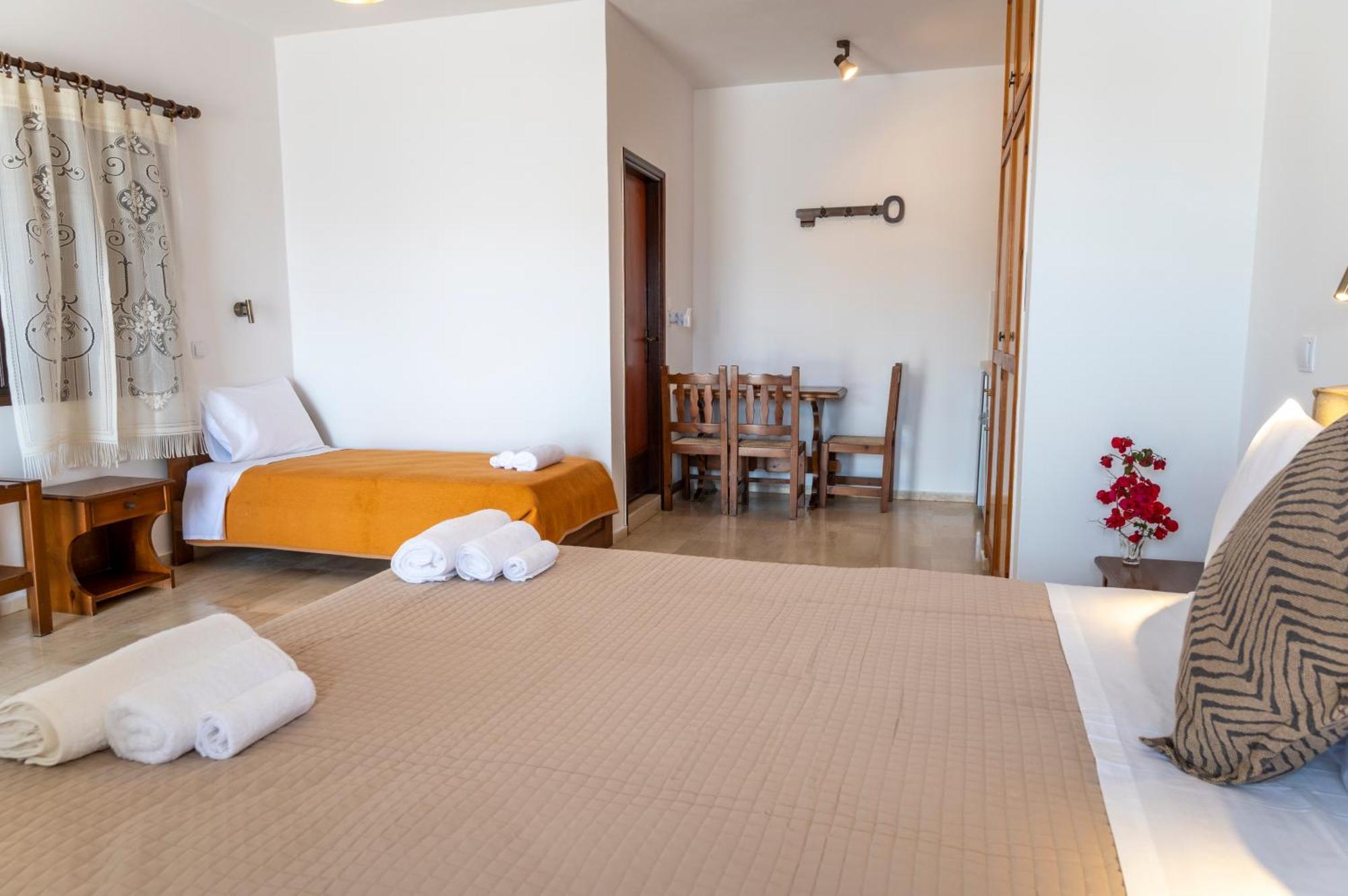 Pelagos Seafront Accommodation - George Myrties Buitenkant foto